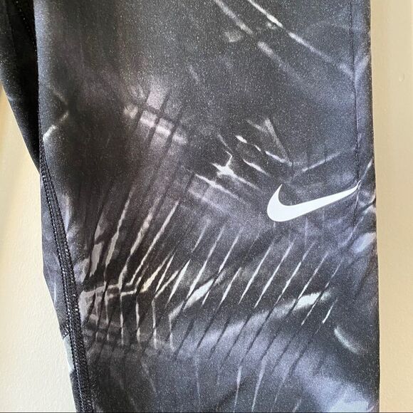 Nike Pro-Abstract Black/White Legging (Medium) - Picture 6 of 8